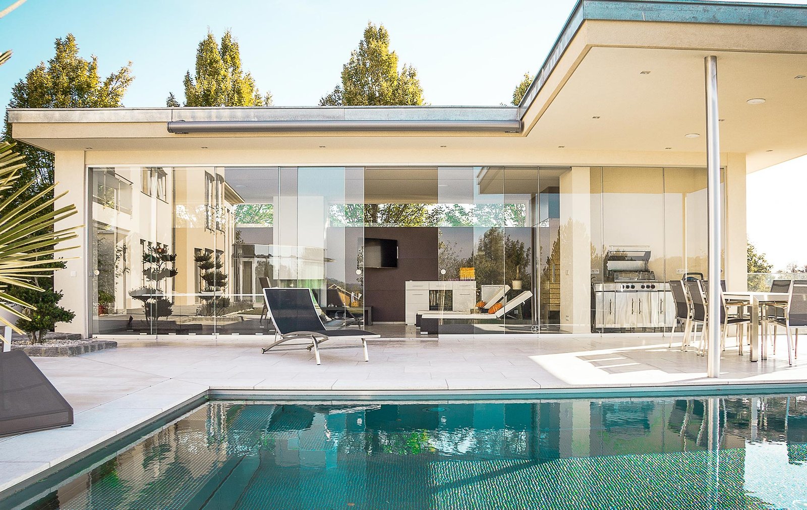 Casa con ventanales amplios y alberca