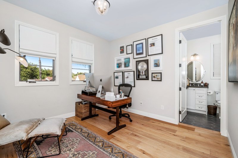 Cuarto minimalista con escritorio en una esquina