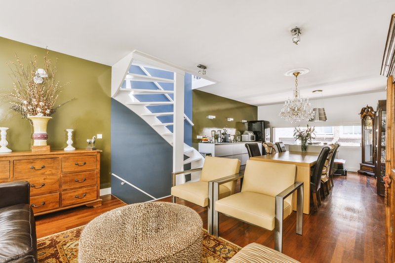 Casa contemporánea de dos pisos y colores cálidos