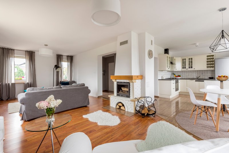 Sala iluminada y espaciosa con chimenea y muebles